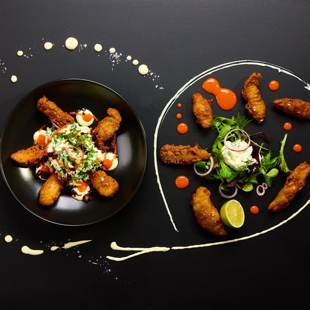 Gebackene Seelachs-Bites mit Gurkensalat, frischem Dill und Jalapeño Lime Dip