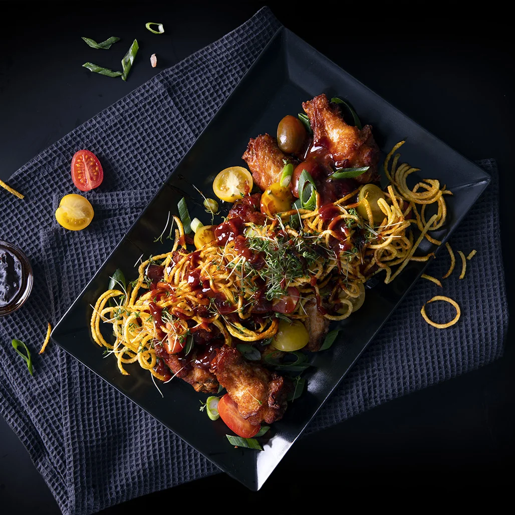 Chicken Wings mit Korean BBQ Sauce, Kartoffeln, Kirschtomaten und gegrilltem Frühlingslauch