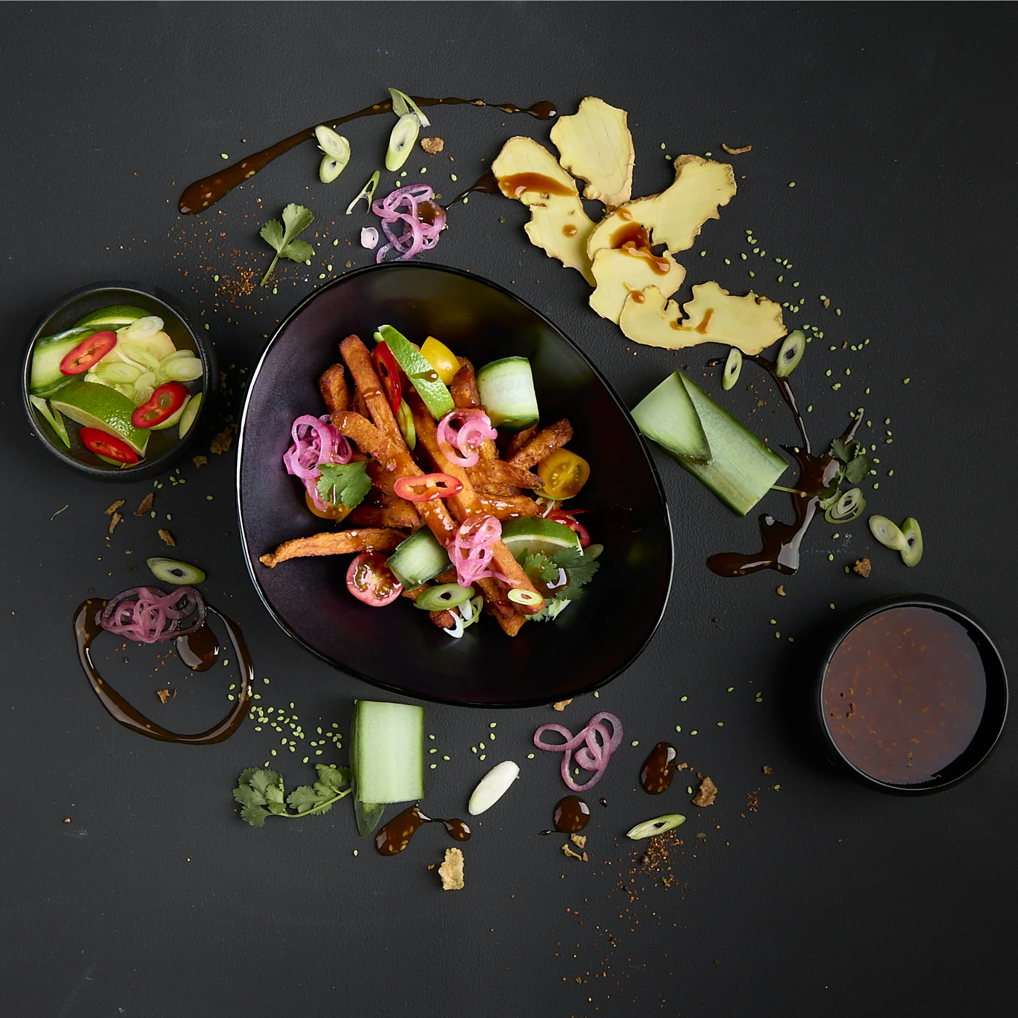 Loaded Sweet Potato Fries mit Limette, Koriander, Frühlingslauch, Pink Onions und veganer Mayo